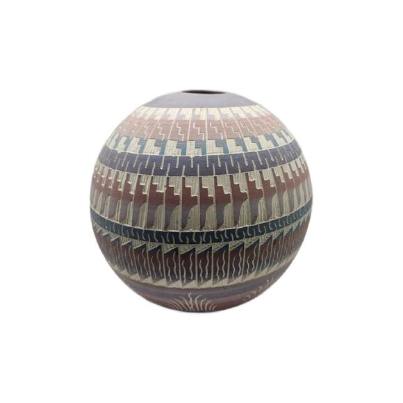 Vintage Navajo Native American Etched Pastel Pottery 8.5" Tall - Picture 5 of 10